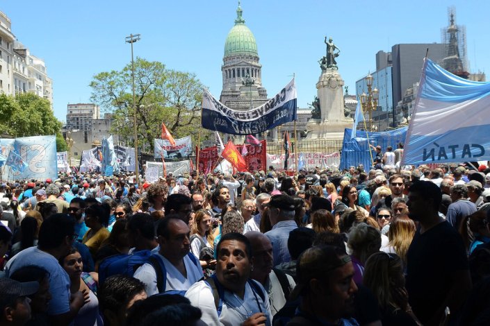 Dezenas de milhares de pessoas manifestaram-se esta segunda-feira, em Buenos Aires, contra a reforma das pensões promovida por Macri