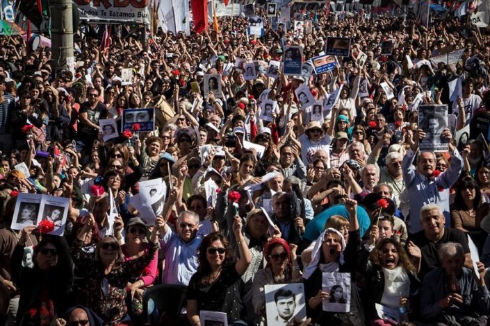 No exterior do tribunal de Córdova (Argentina), muitos milhares de pessoas aguardaram pela decisão judicial