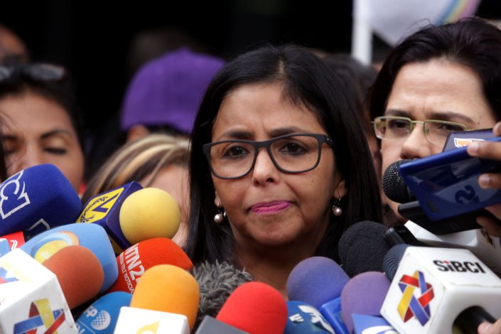 A ministra venezuelana dos Negócios Estrangeiros denunciou, hoje, ter sido agredida por um polícia argentino