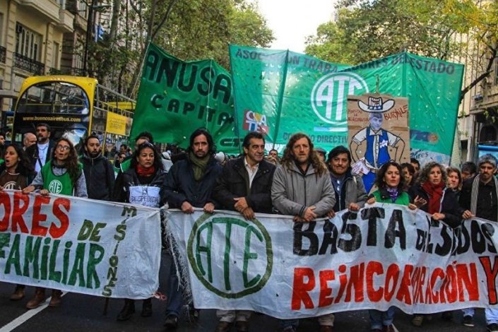 Milhares de trabalhadores manifestaram-se esta quinta-feira, na Argentina, contra as políticas económicas e sociais de Mauricio Macri
