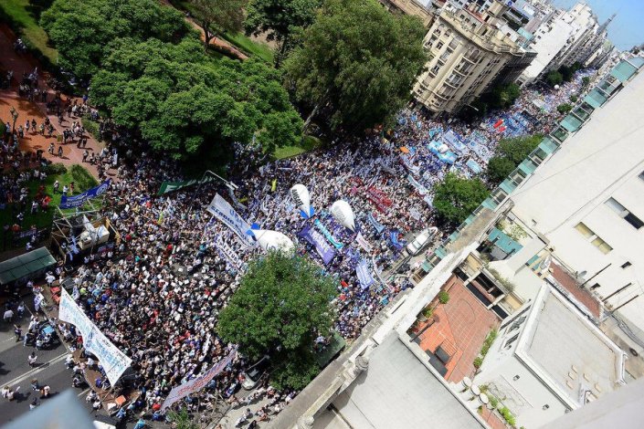 Milhares de trabalhadores protestaram, em Buenos Aires, contra as políticas de Macri