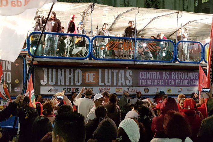 Concentração das organizações sindicais, ontem, junto à Sé de São Paulo