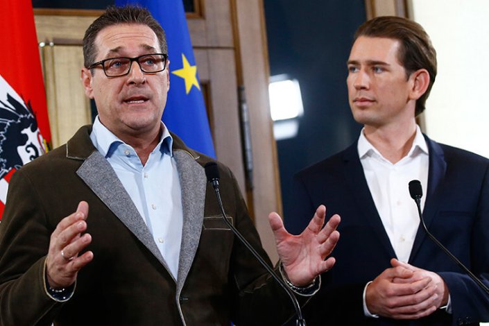 Heinz-Christian Strache (FPÖ, à esquerda) e Sebastian Kurz (ÖVP, à direita), durante o anúncio do pacto