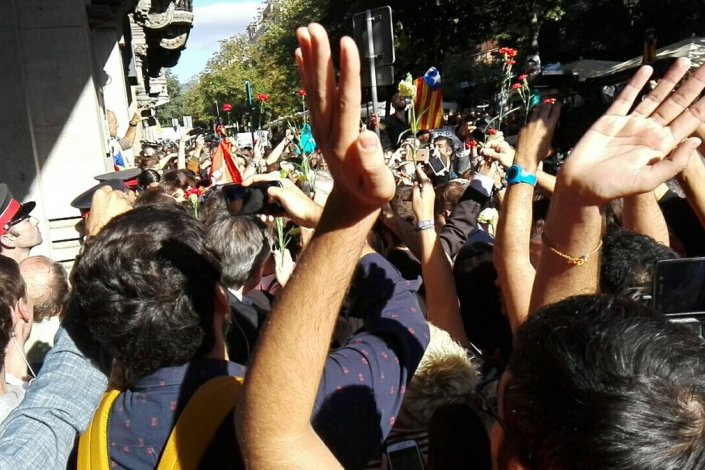 Concentração frente a um dos departamentos do governo catalão que esta manhã foram alvo de buscas, em Barcelona