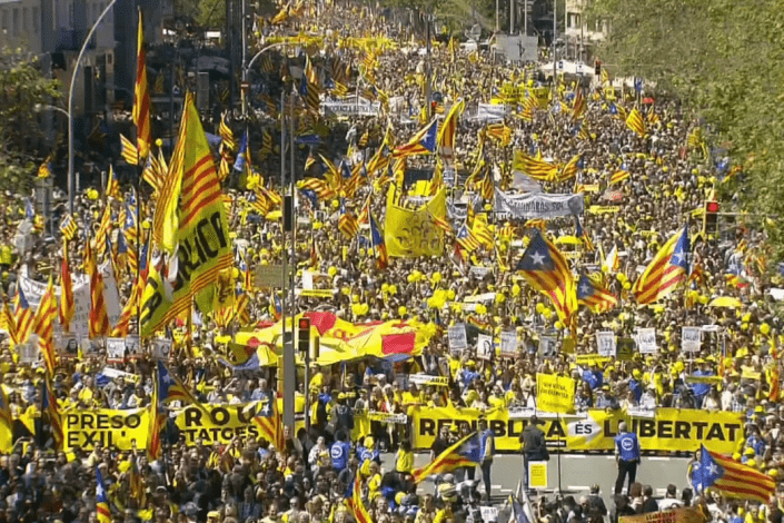 Mais de 300 mil pessoas exigiram a libertação dos «presos políticos» catalães nas ruas de Barcelona