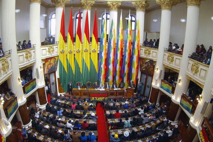 Evo Morales discursando na Assembleia Legislativa Plurinacional da Bolívia, em La Paz, no 12.º aniversário da Revolução Cultural e Democrática e no 8.º aniversário da criação do Estado Plurinacional da Bolívia 