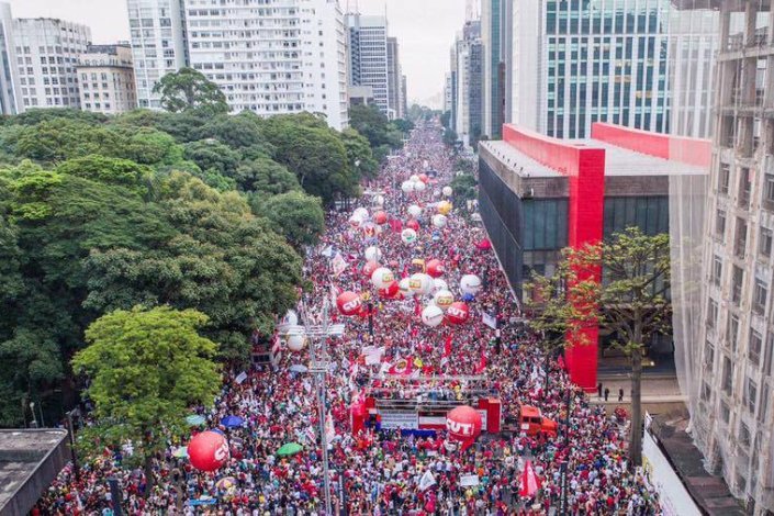 Centenas de milhares de pessoas juntaram-se na Avenida Paulista, em São Paulo, em protesto contra a Reforma da Previdência