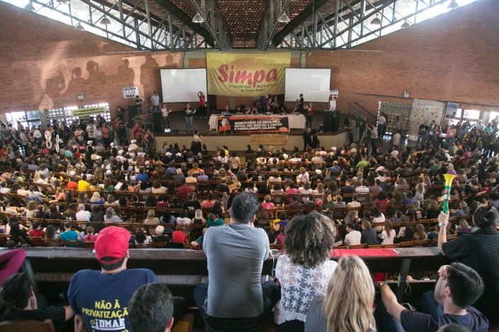Trabalhadores do município de Porto Alegre decidiram, em plenário, manter a greve iniciada a 5 de Outubro