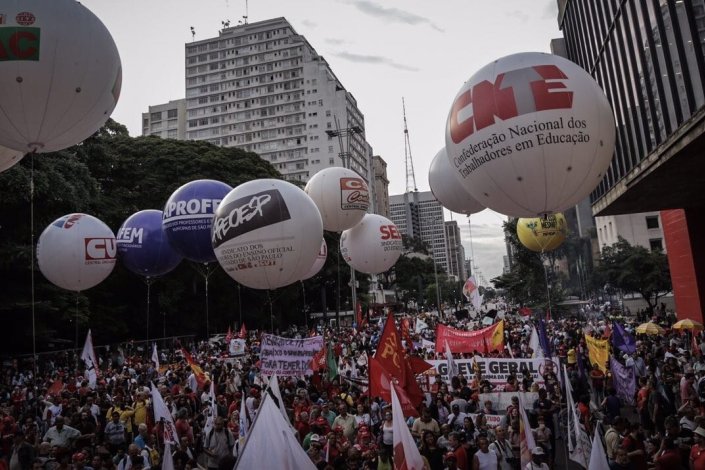 Em São Paulo, mais de 20 mil pessoas manifestaram-se contra o projecto de entrega das pensões ao capital privado