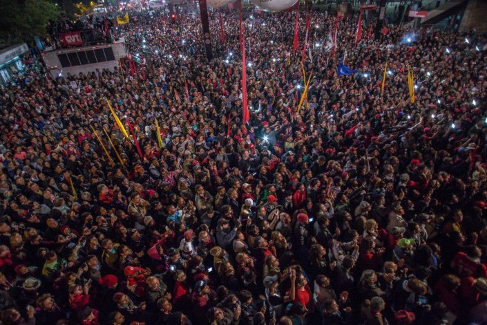 Na Avenida Paulista, em São Paulo, milhares de pessoas manifestaram solidariedade a Lula da Silva e condenaram a reforma trabalhista