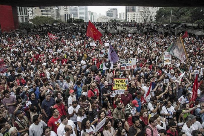 Mais de 50 mil pessoas concentraram-se na Avenida Paulista para repudiar o Governo de Michel Temer e exigir eleições «directas já»
