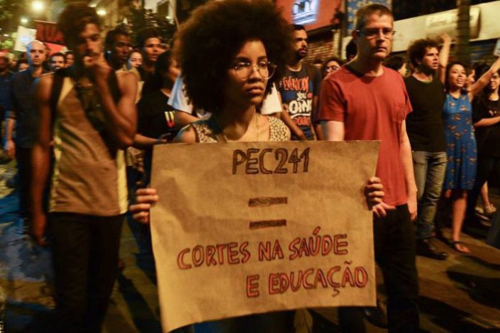 Protesto em São Paulo contra a PEC 241, que tramitou no Senado brasileiro como PEC 55, em Outubro deste ano