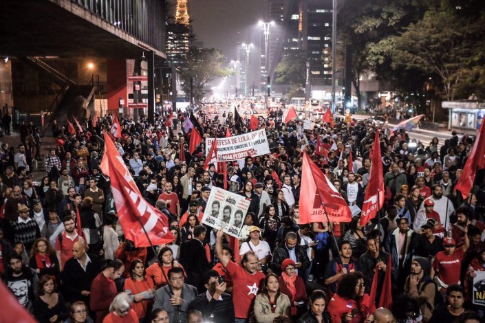 Centenas de pessoas protestaram contra a sentença de Moro, ontem, em São Paulo
