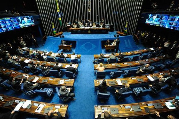 Numa longa sessão plenária, o Senado brasileiro aprovou o parecer do relator Antonio Anastasia, levando assim a presidente eleita a julgamento