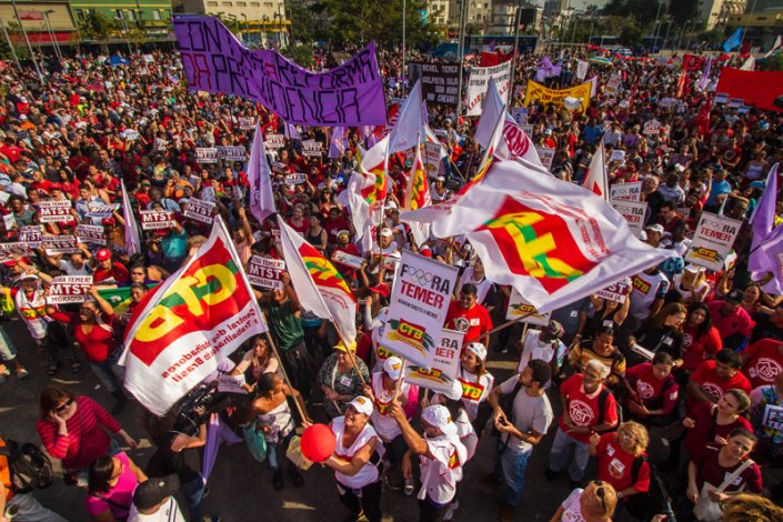 No Brasil, sindicatos e movimentos populares intensificam as lutas contra a retirada de direitos