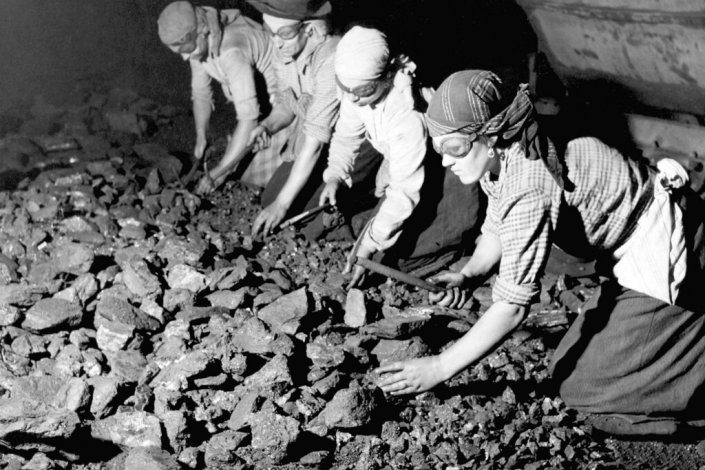 As britadeiras de São Pedro da Cova faziam o desmonte do carvão, transportando-o depois em gigas levadas na cabeça