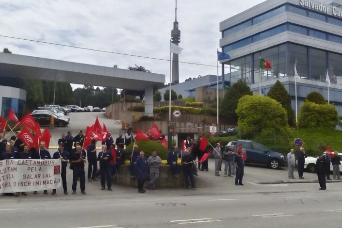Trabalhadores da CaetanoBus em greve e concentrados em frente à empresa