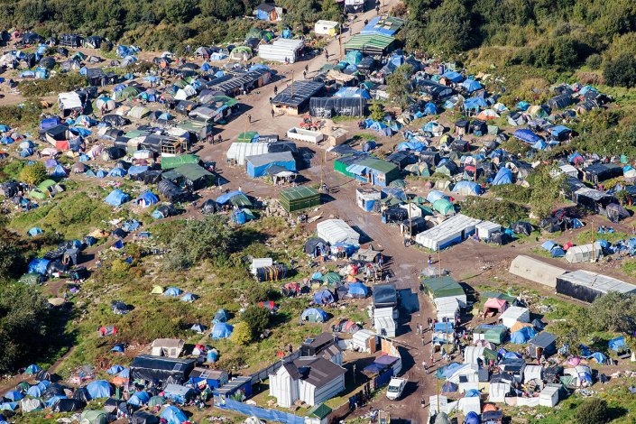 Os refugiados no acampamento de Calais vivem em condições deploráveis