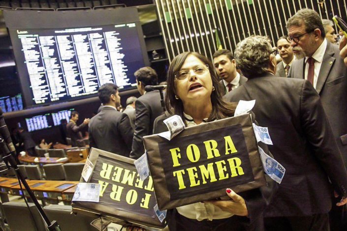 Alice Portugal, do PCdoB, sublinha de forma gráfica, na Câmara dos Deputados, que Michel Temer deve ser investigado por corrupção. 2 de Agosto de 2017