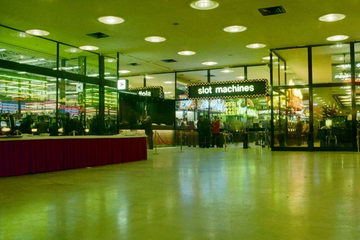 Foto de Arquivo: sala das slot machines do Casino Estoril, 8 de Fevereiro de 1994