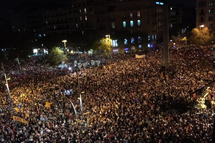 Em Barcelona, mais de 200 mil pessoas manifestram-se pela libertação de Jordi Sánchez e Jordi Cuixart