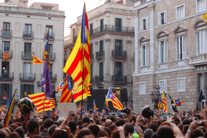 Milhares de pessoas juntaram-se nas ruas de Barcelona para celebrar a declaração de independência