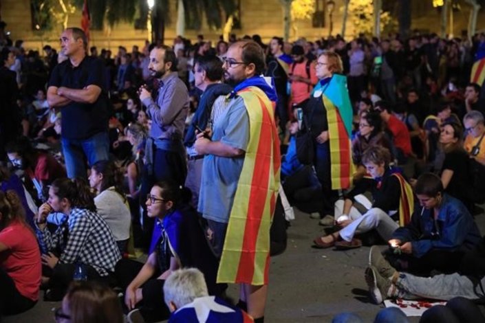 Ontem, a desilusão via-se bem nos rostos do povo catalão que se juntou no Paseig Lluís Companys, em Barcelona, após a declaração proferida por Carles Puigdemont