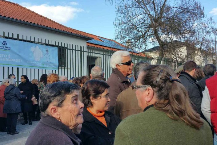 Foram muitos os populares que se concentraram contra uma intenção que põe em causa o serviço público
