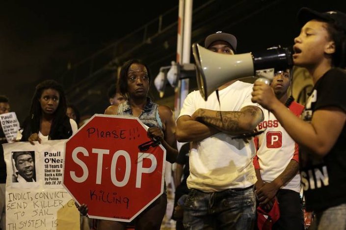 Manifestantes protestam, em Chicago, contra a morte de Paul O'Neal, na sequência de disparos policiais