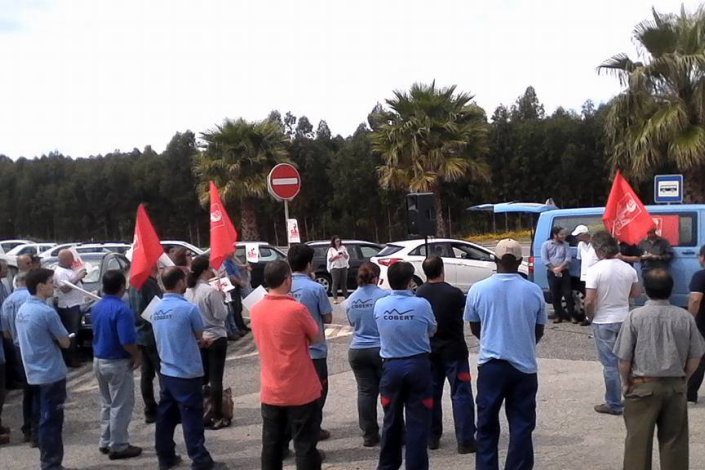 Trabalhadores fazem greve e concentram-se à porta da empresa