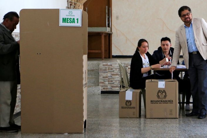 Iván Márquez, membro do Conselho Político Nacional da FARC, no momento da votação, este domingo