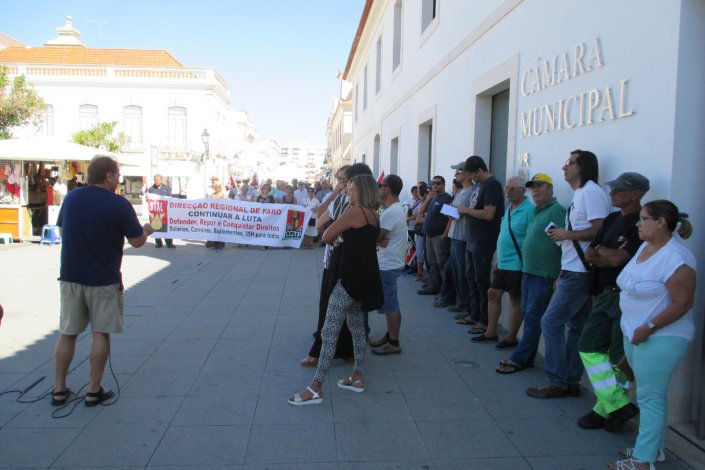 Concentração da população e trabalhadores da autarquia junto à Câmara Municipal de Vila Real de Santo António