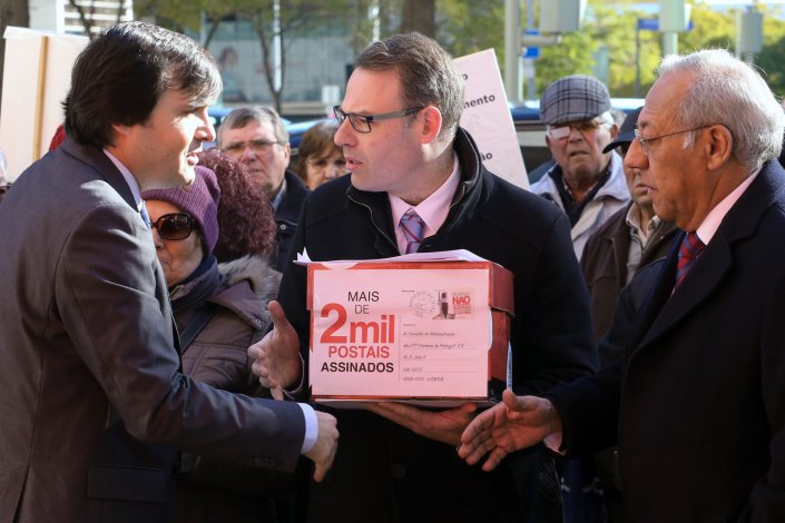 O presidente da Câmara do Seixal (ao centro) admitiu que a reunião desta manhã foi inconclusiva, «mas isso só nos deu mais ânimo para continuar a luta»
