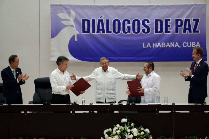 O comandante das FARC-EP, e Juan Manuel Santos, presidente da Colômbia, participaram na cerimónia do cessar-fogo definitivo, em Havana (Cuba), a 23 de Junho