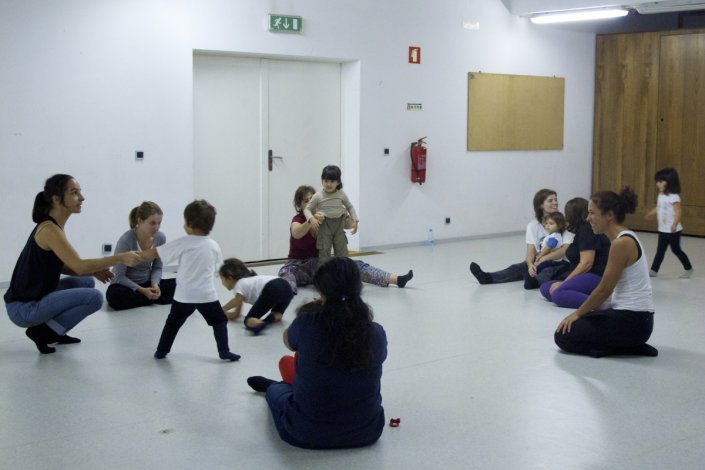 A oficina «Dança para Pais e Filhos» é uma das mais concorridas. O TCSB aconselha a reserva prévia através dos contactos do teatro