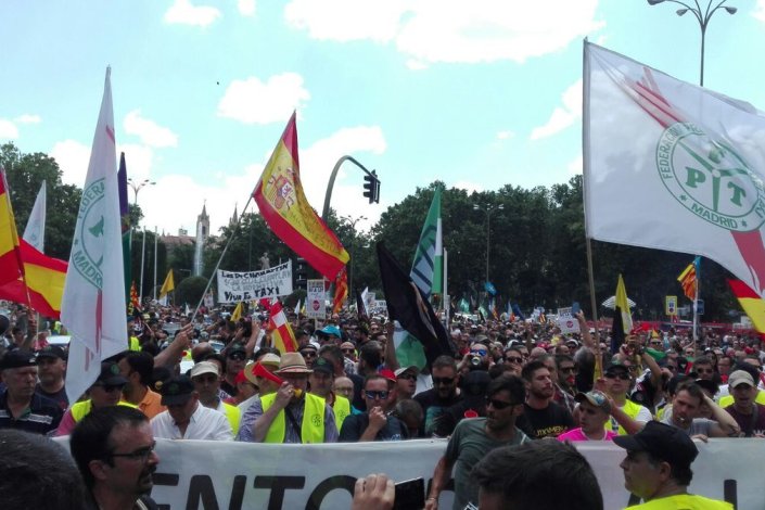 Milhares de taxistas manifestaram-se em Madrid contra a «concorrência desleal» da Uber e da Cabify