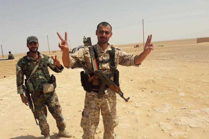 Soldados do Exército Árabe Sírio fazem o sinal da «vitória», após a libertação de uma base na província de Deir ez-Zor (26/10/2017)