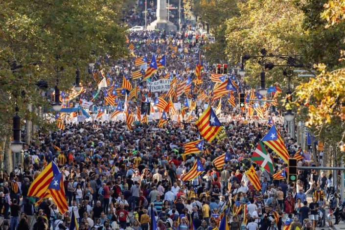 Centenas de milhares manifestam-se em Barcelona contra as medidas do Governo espanhol, 21 de Outubro