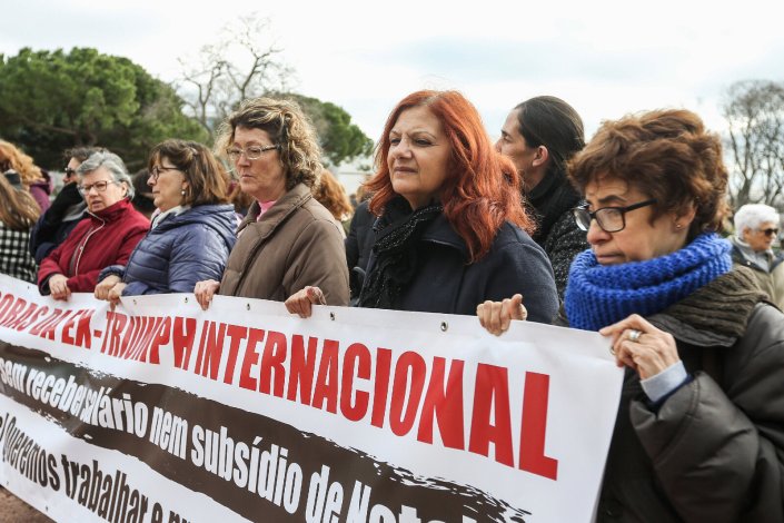 Trabalhadoras da antiga Triumph Internacional em frente à residência oficial do Presidente da República