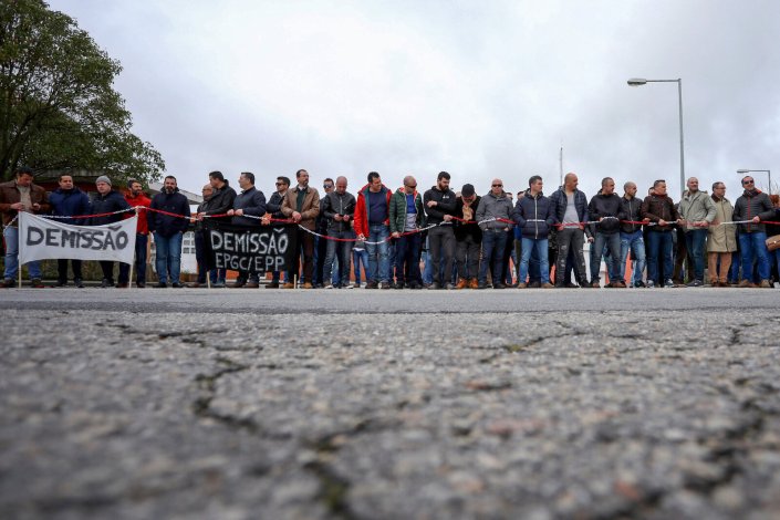 Guardas concentrados em piquete à porta do Estabelecimento Prisional do Porto