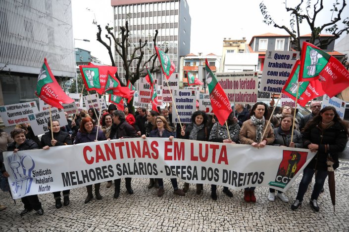 Manifestação realizada junto aos escritórios da AHRESP, uma das associações patronais do sector