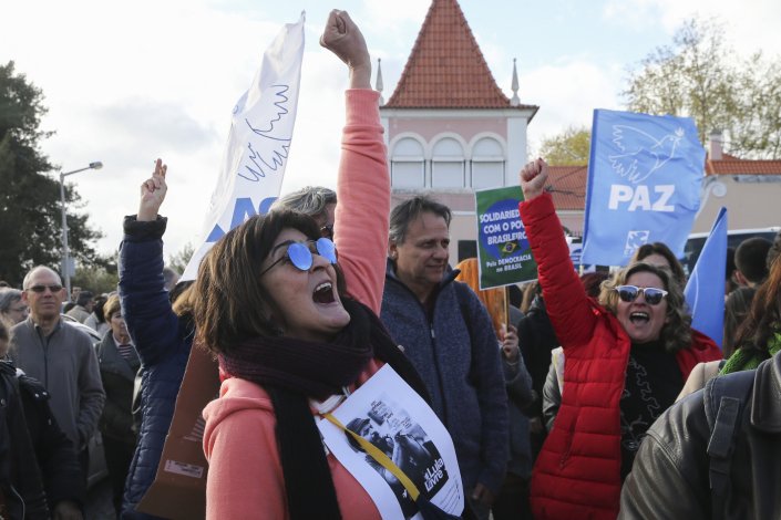 Centenas de pessoas participaram, em Lisboa, no acto público em solidariedade com o povo brasileiro