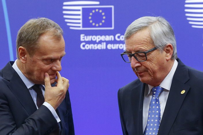 A comissão liderada por Jean-Claude Juncker (à direita) não desarma na pressão sobre Portugal e Espanha