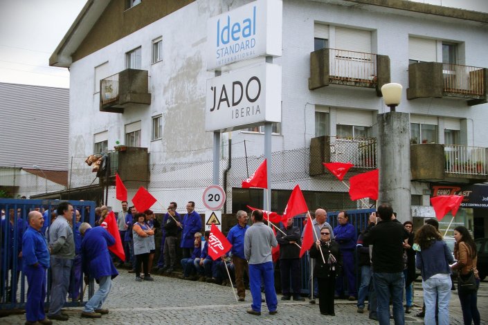 Concentração dos trabalhadores da Jado Ibéria, em greve, junto às instalações da empresa. 8 de Abril de 2015