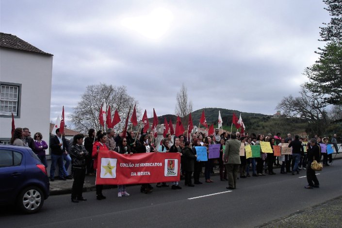 Manifestação à porta do Governo Regional dos Açores. Nela, foi entregue a moção contra o encerramento da Cofaco ao Presidente do Governo Regional dos Açores, Vasco Cordeiro