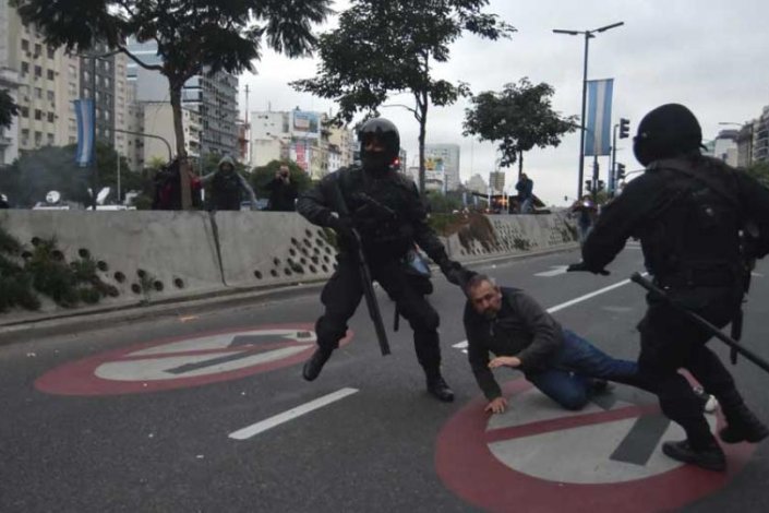 A Polícia da Cidade de Buenos Aires reprimiu com violência a mobilização em que se reclamava maiores apoios sociais