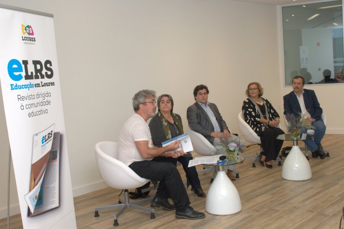 O actor André Gago (primeiro da foto) dinamizou um momento de poesia no lançamento da eLRS