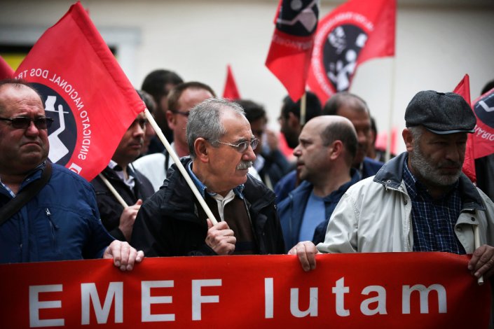 Os dez trabalhadores despedidos da EMEF ocupavam postos de trabalho permanente e são necessários nas oficinas de Santa Apolónia