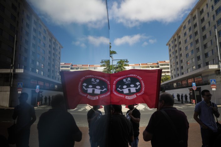 Membros das estruturas sindicais e trabalhadores com vínculos precários despedidos da EMEF manifestaram-se pela reintegração na empresa, onde ocupavam postos de trabalho permanente, junto à sede do Conselho de Ministros, em Lisboa, 3 de Agosto de 2017.