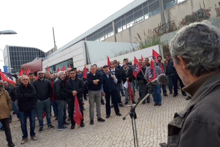 Trabalhadores da EMEF reunidos em plenário junto às instalações da empresa na Reboleira, Amadora, 22 de Novembro de 2017